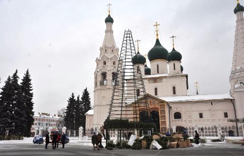 На Советской площади в Ярославле началась установка главной новогодней елки региона